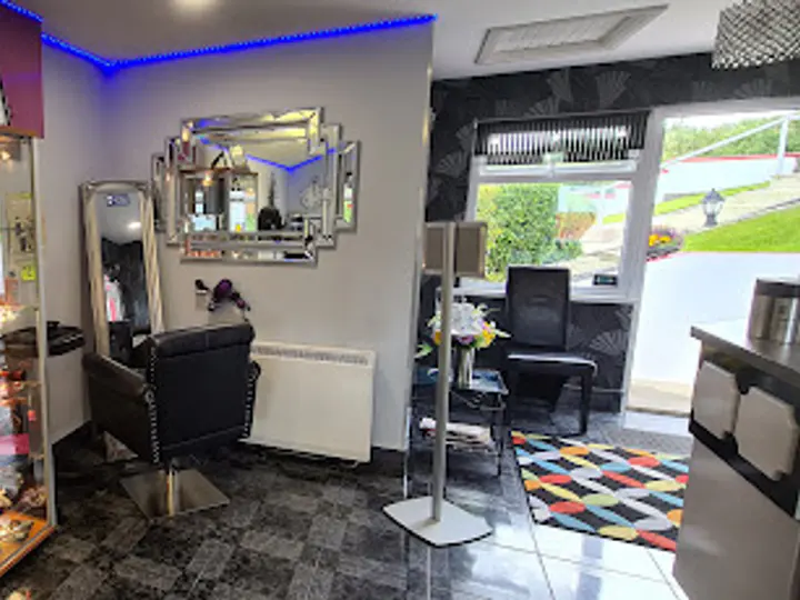 Curl Up & Dye Hair Studio in An Fhearthainn