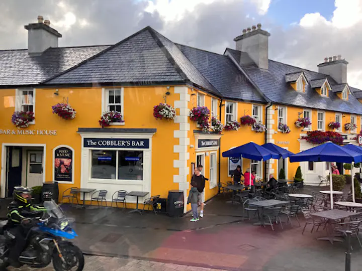 Desmonds Barber Shop in Westport
